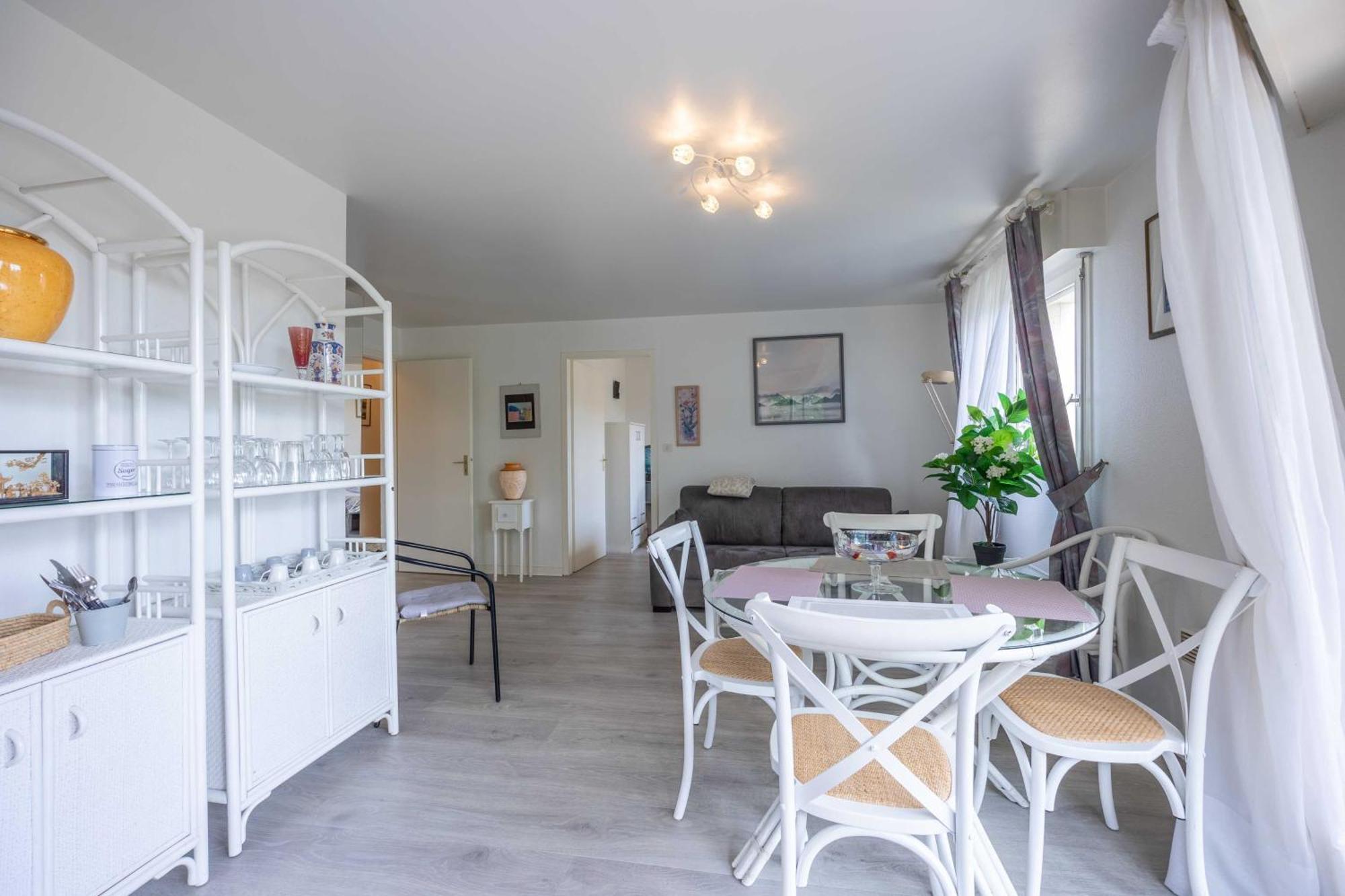 Apartment With Parking And Balcony Near The Beach Довіль Екстер'єр фото