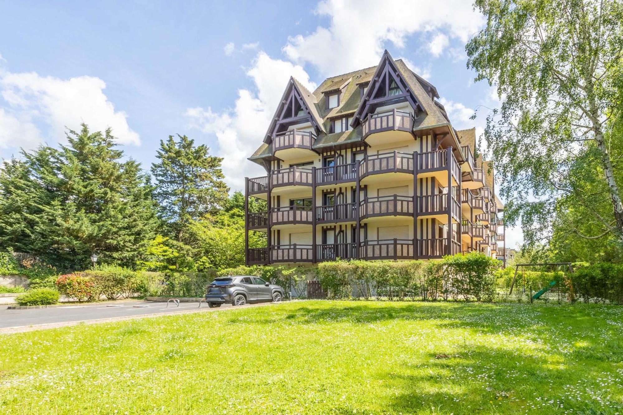 Apartment With Parking And Balcony Near The Beach Довіль Екстер'єр фото